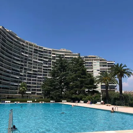 Cannes Marina Résidence Le Surcouf - De 28m2 Au 10ème étage Avec Piscine, Terrasse, Parking, Vue Montagne Et Port : Mandelieu-la Napoule *