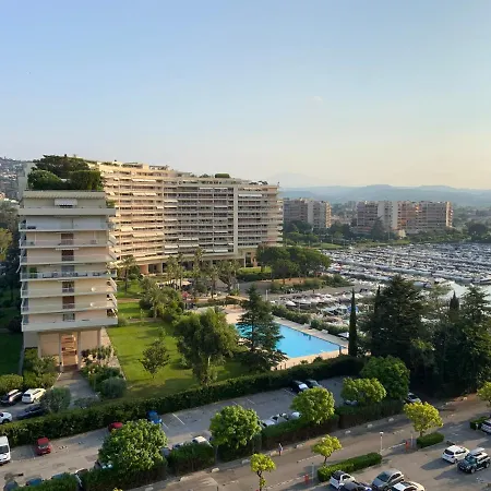 Cannes Marina Résidence Le Surcouf - De 28m2 Au 10ème étage Avec Piscine, Terrasse, Parking, Vue Montagne Et Port : Mandelieu-la Napoule
