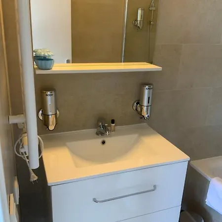 아파트 Cannes Marina Le Surcouf - De 28m2 Au 10eme Etage Avec Piscine, Terrasse, Parking, Vue Montagne Et Port : Mandelieu-la Napoule *