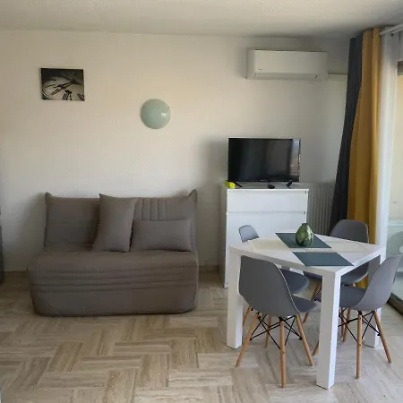 Cannes Marina Le Surcouf - De 28m2 Au 10eme Etage Avec Piscine, Terrasse, Parking, Vue Montagne Et Port : Mandelieu-la Napoule 아파트 *