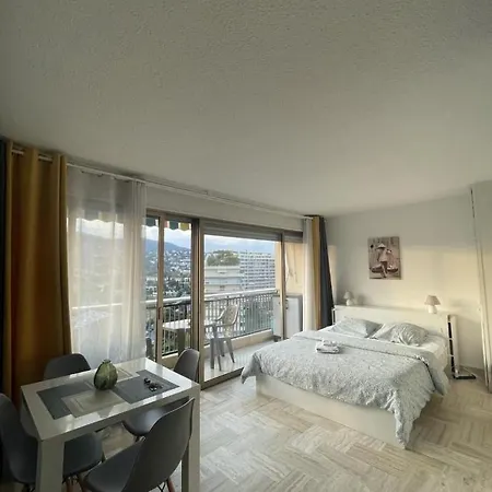 Cannes Marina Résidence Le Surcouf - De 28m2 Au 10ème étage Avec Piscine, Terrasse, Parking, Vue Montagne Et Port : Mandelieu-la Napoule