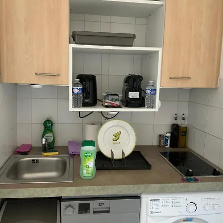 Cannes Marina Le Surcouf - De 28m2 Au 10eme Etage Avec Piscine, Terrasse, Parking, Vue Montagne Et Port : Mandelieu-la Napoule