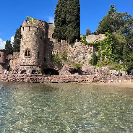 Lägenhet Cannes Marina Le Surcouf - De 28m2 Au 10eme Etage Avec Piscine, Terrasse, Parking, Vue Montagne Et Port : Mandelieu-la Napoule *