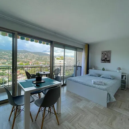 Cannes Marina Le Surcouf - De 28m2 Au 10eme Etage Avec Piscine, Terrasse, Parking, Vue Montagne Et Port : Mandelieu-la Napoule Mandelieu