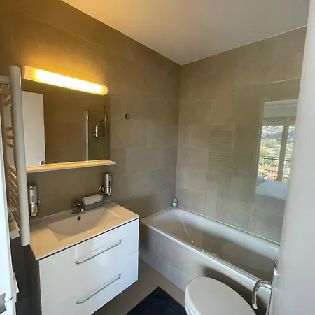 Cannes Marina Le Surcouf - De 28m2 Au 10eme Etage Avec Piscine, Terrasse, Parking, Vue Montagne Et Port : Mandelieu-la Napoule * Mandelieu