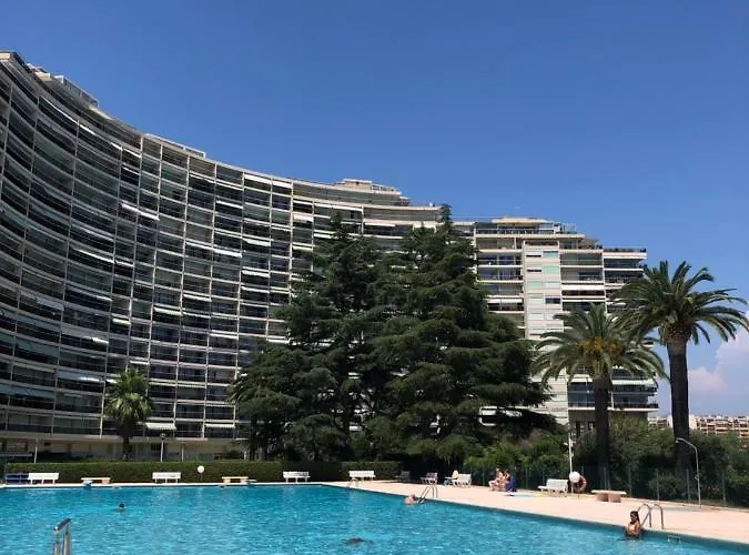 Cannes Marina Résidence Le Surcouf - De 28m2 Au 10ème étage Avec Piscine, Terrasse, Parking, Vue Montagne Et Port : Mandelieu-la Napoule *