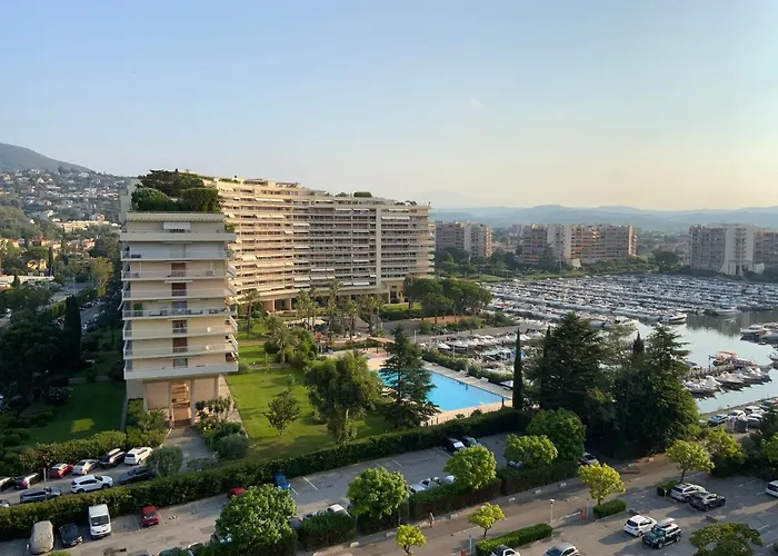 Cannes Marina Résidence Le Surcouf - De 28m2 Au 10ème étage Avec Piscine, Terrasse, Parking, Vue Montagne Et Port : Mandelieu-la Napoule