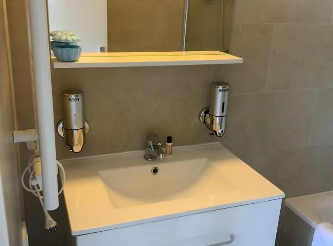 Appartement Cannes Marina Résidence Le Surcouf - De 28m2 Au 10ème étage Avec Piscine, Terrasse, Parking, Vue Montagne Et Port : Mandelieu-la Napoule *