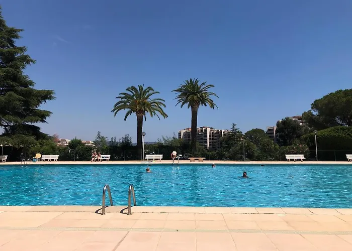 Cannes Marina Résidence Le Surcouf - De 28m2 Au 10ème étage Avec Piscine, Terrasse, Parking, Vue Montagne Et Port : Mandelieu-la Napoule Appartement Mandelieu