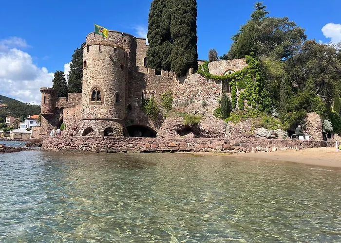 Appartement Cannes Marina Résidence Le Surcouf - De 28m2 Au 10ème étage Avec Piscine, Terrasse, Parking, Vue Montagne Et Port : Mandelieu-la Napoule *