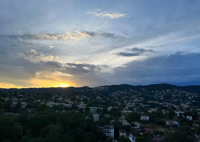 Cannes Marina Résidence Le Surcouf - De 28m2 Au 10ème étage Avec Piscine, Terrasse, Parking, Vue Montagne Et Port : Mandelieu-la Napoule Appartement