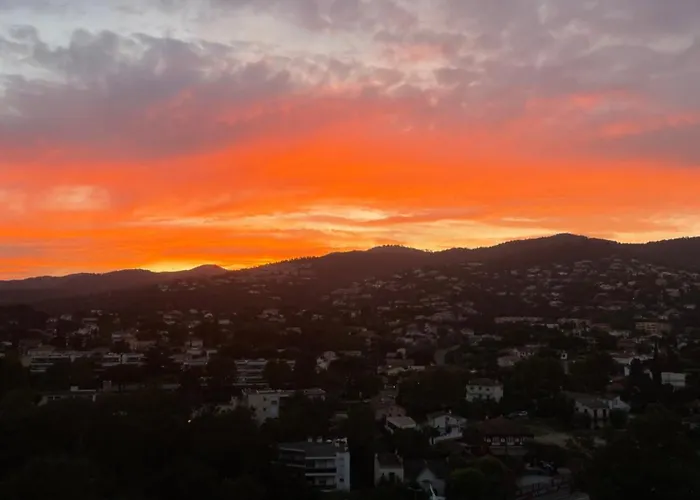 Cannes Marina Résidence Le Surcouf - De 28m2 Au 10ème étage Avec Piscine, Terrasse, Parking, Vue Montagne Et Port : Mandelieu-la Napoule *